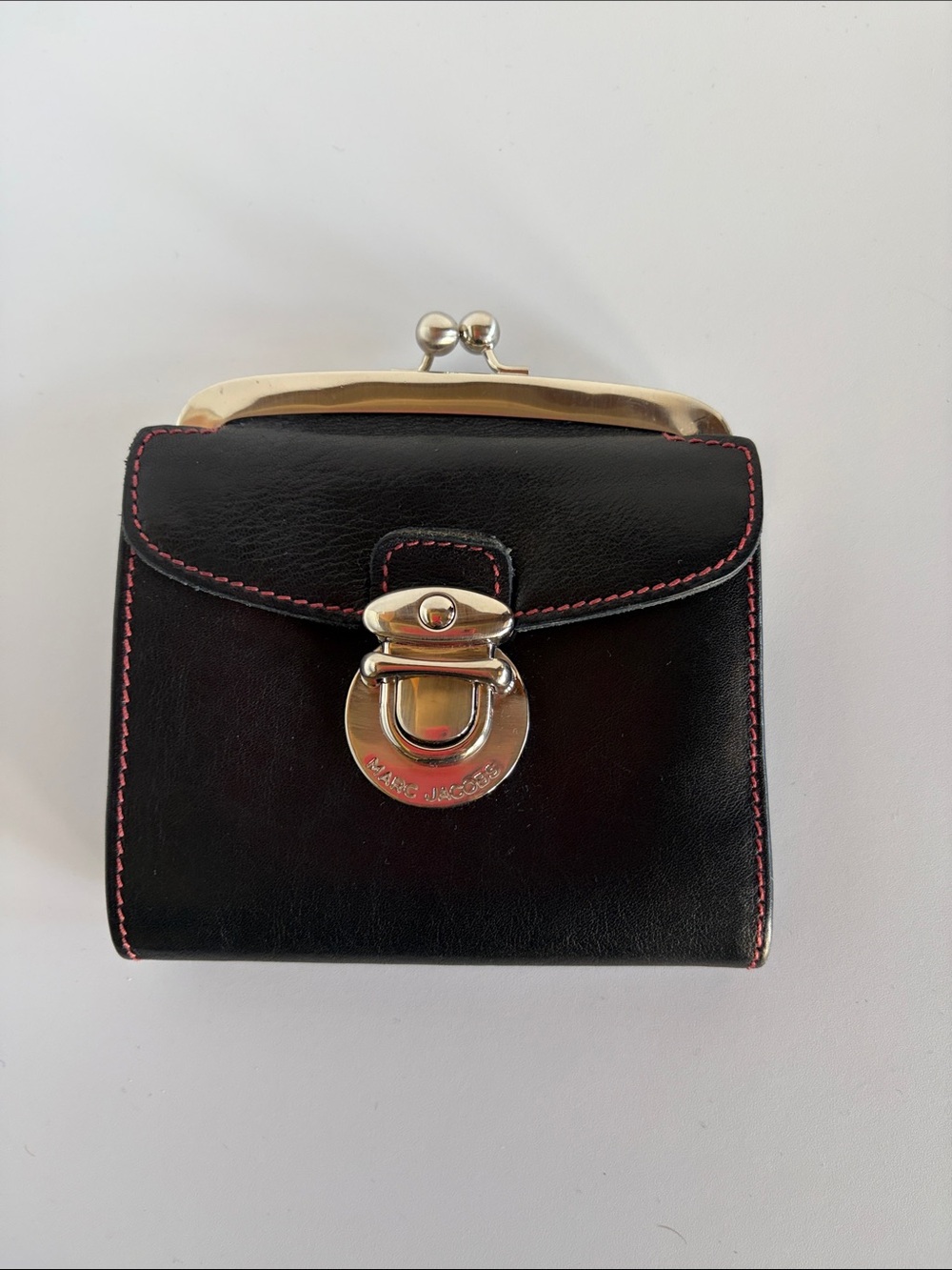 Vintage Marc Jacobs Black calf Leather Kiss-lock wallet with pink stitching.